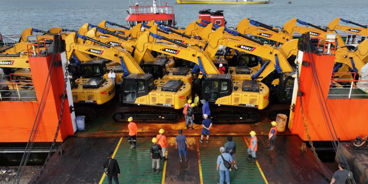 Pagi Ini Tongkang Jhoni 45 Sandar di Papua Bawa Excavator, Buldozer dan Bomag Pesanan Haji Isam