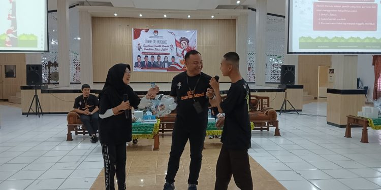 KPU Tanah Bumbu Jaring Pemilih Pemula Melalui Sosialisasi Program “Goes To School”