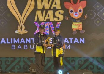 PWI Anugerahi Gubernur Paman Birin Penghargaan Kepala Daerah Peduli Olahraga