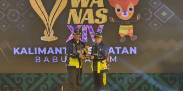 PWI Anugerahi Gubernur Paman Birin Penghargaan Kepala Daerah Peduli Olahraga