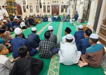 Habis Sholat Subuh Berjamaah, Abah Zairullah Berikan Tausiyah kepada Anak Yatim
