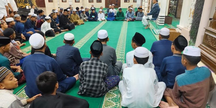 Habis Sholat Subuh Berjamaah, Abah Zairullah Berikan Tausiyah kepada Anak Yatim