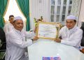 Bupati Zairullah Terima Penghargaan Lencana Bakti Desa Pertama