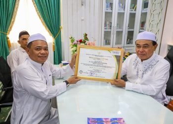 Bupati Zairullah Terima Penghargaan Lencana Bakti Desa Pertama