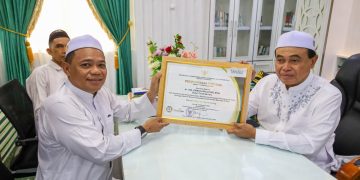Bupati Zairullah Terima Penghargaan Lencana Bakti Desa Pertama