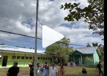Sambangi SD yang Viral karena Memprihatinkan, Walikota Ibnu Sina Kenakan Sandal Jepit