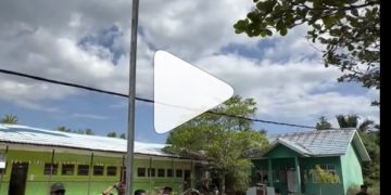Sambangi SD yang Viral karena Memprihatinkan, Walikota Ibnu Sina Kenakan Sandal Jepit