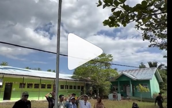 Sambangi SD yang Viral karena Memprihatinkan, Walikota Ibnu Sina Kenakan Sandal Jepit