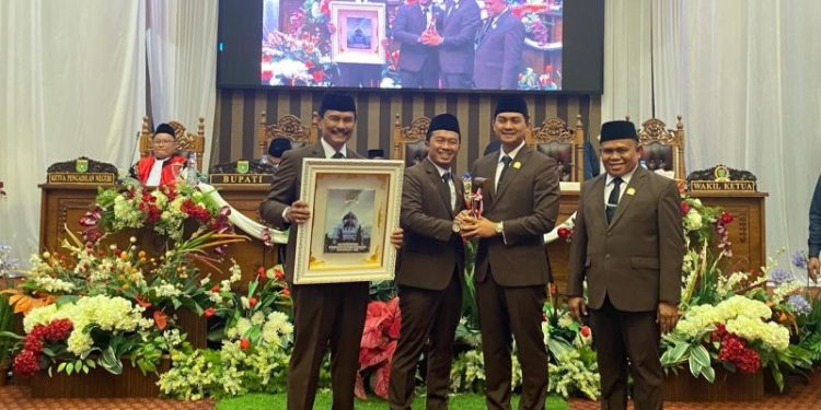 35 Anggota DPRD Tanah Bumbu Diambil Sumpah, Andre Jadi Pimpinan Sementara