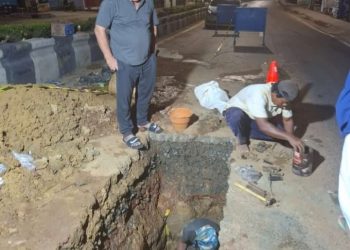 Cepat Tanggap, Direktur PT Air Minum Bersujud Turun ke Lapangan Lihat Pipa Bocor