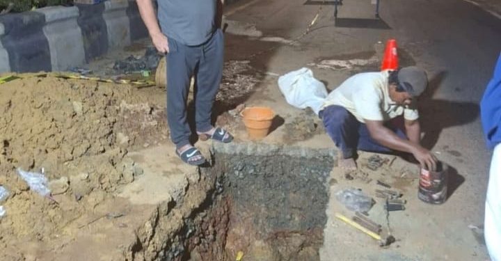 Cepat Tanggap, Direktur PT Air Minum Bersujud Turun ke Lapangan Lihat Pipa Bocor