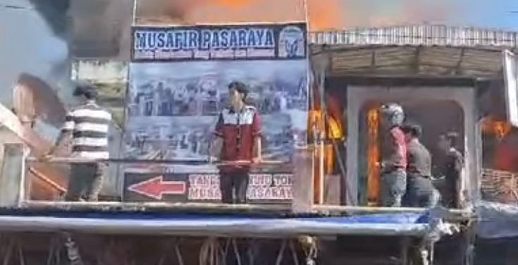 Saat Pengunjung Ramai, Si Jago Merah Mengganas di Los Pakaian Pasar Martapura