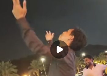 Capture Foto Ini Sangat Mengharukan Suporter Timnas Garuda ‘Pede’  Sendirian di Antara Orang Arab