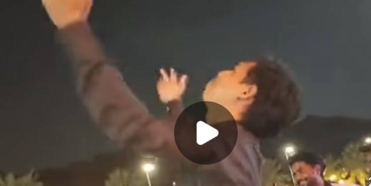 Capture Foto Ini Sangat Mengharukan Suporter Timnas Garuda ‘Pede’  Sendirian di Antara Orang Arab