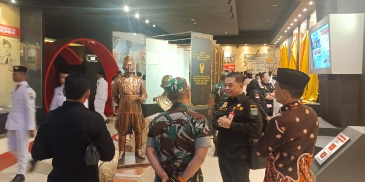 Sekda Tanah Bumbu Ambo Sakka Dampingi Paskibraka Tanah Bumbu Kunjungi Akmil di Magelang