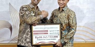 Sekda Ambo Sakka Hadiri Penyerahan Insentif Daerah Tahun 2024 di Banjarmasin