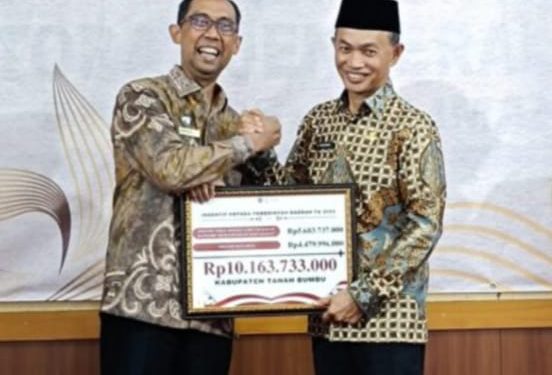 Sekda Ambo Sakka Hadiri Penyerahan Insentif Daerah Tahun 2024 di Banjarmasin