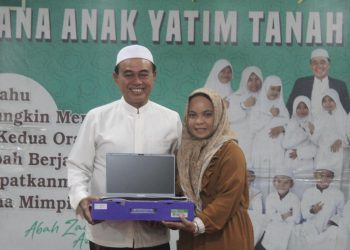 Bupati Tanah Bumbu Beri Hadiah atas Prestasi Santriwati Lulusan Terbaik dan Hafal Quran 5 Juz