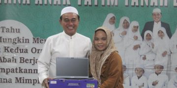 Bupati Tanah Bumbu Beri Hadiah atas Prestasi Santriwati Lulusan Terbaik dan Hafal Quran 5 Juz
