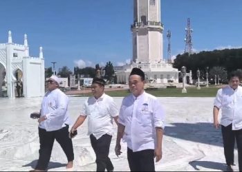 Abah Zairullah Berziarah ke Makam Syeikh Abdurrauf Bin Ali Al Fansury dan sholat Zuhur di Masjid Baiturrahman