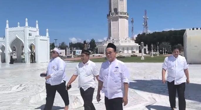 Abah Zairullah Berziarah ke Makam Syeikh Abdurrauf Bin Ali Al Fansury dan sholat Zuhur di Masjid Baiturrahman