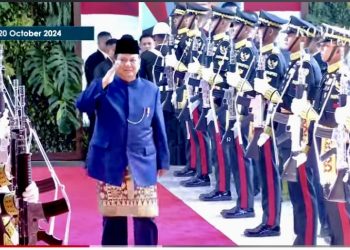 Disodorkan Tiga Desain Jas, Prabowo Pilih Beskap Biru Dongker Saat Dillantik sebagai Presiden