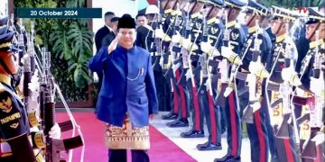 Disodorkan Tiga Desain Jas, Prabowo Pilih Beskap Biru Dongker Saat Dillantik sebagai Presiden