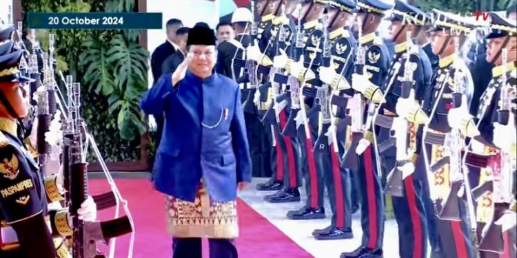 Disodorkan Tiga Desain Jas, Prabowo Pilih Beskap Biru Dongker Saat Dillantik sebagai Presiden