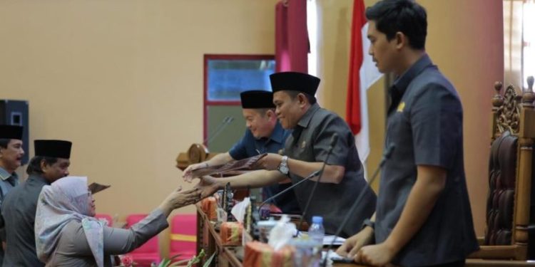 Pemandangan Umum Fraksi DPRD Tanbu Terkait Dua Raperda