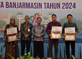 Wali Kota Banjarmasin Serahkan Apresiasi Kepada Wajib Pajak Terbaik