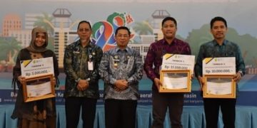 Wali Kota Banjarmasin Serahkan Apresiasi Kepada Wajib Pajak Terbaik