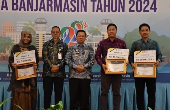 Wali Kota Banjarmasin Serahkan Apresiasi Kepada Wajib Pajak Terbaik