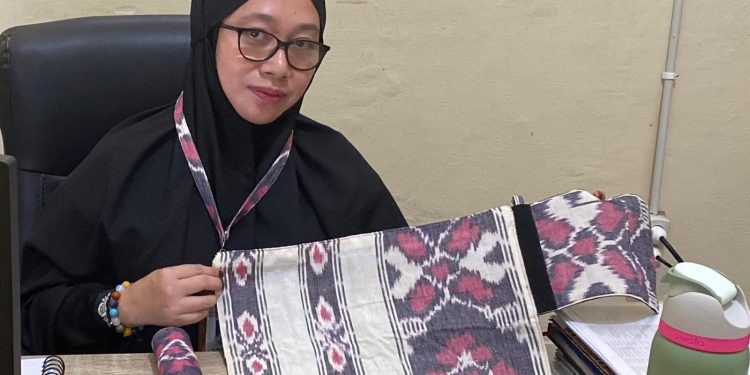 Kreasi Tenun Khas Pagatan Tanah Bumbu Jadi Sajadah Traveling