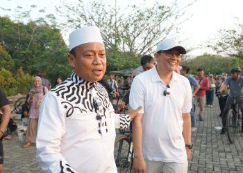 Warga Heboh, Andi Rudi Blusukan Bareng Ustaz Das’ad Latif di Bandara Bersujud
