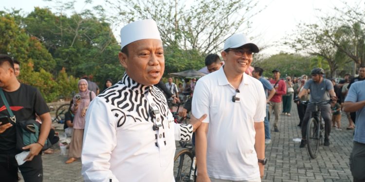 Warga Heboh, Andi Rudi Blusukan Bareng Ustaz Das’ad Latif di Bandara Bersujud