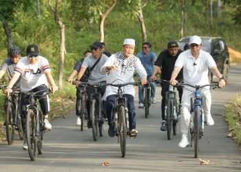 Andi Rudi Kayuh Sepeda Sembari Menuntut Ilmu dari Ustaz Das’ad Latif