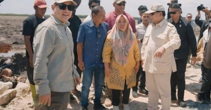 Prabowo Didampingi Haji Isam saat Berkunjung ke Proyek Cetak Sawah di Papua Selatan