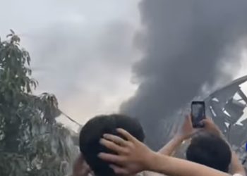 Belasan Jam Api Masih Aktif, Kebakaran Gudang Plastik Terbesar di Banjarmasin Sulit Ditaklukan