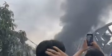 Belasan Jam Api Masih Aktif, Kebakaran Gudang Plastik Terbesar di Banjarmasin Sulit Ditaklukan