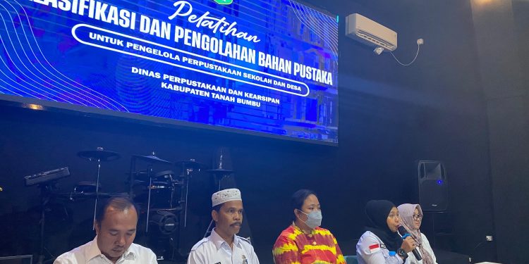 50 Pengelola Perpustakaan Sekolah dan Desa Dilatih Cara Klasifikasi dan Pengolahan Bahan Pustaka