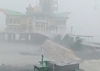 Akibat Hujan Deras, Atap Masjid Terapung ZA Pagatan Jebol