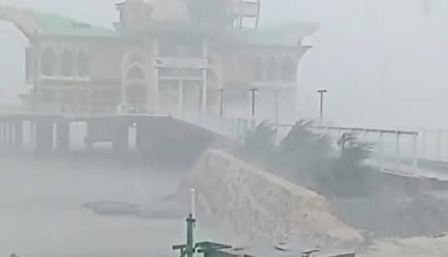 Akibat Hujan Deras, Atap Masjid Terapung ZA Pagatan Jebol