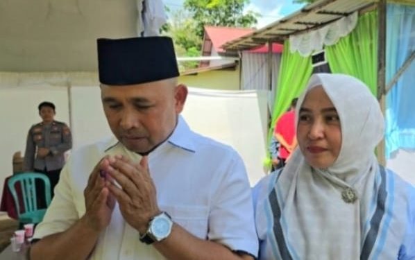 Didampingi Istri Bahsanuddin, Coblos di TPS 06, Kelurahan Batulicin