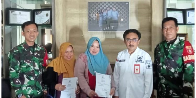 Peringati Hari Juang TNI, KODIM 1022 – Dukcapil Tanah Bumbu Gelar Bakti Sosial Pembuatan Akta Kelahiran