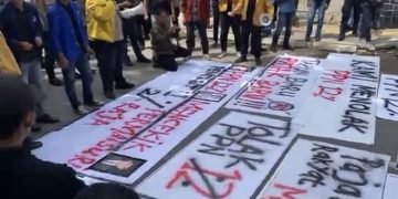Parodi Lagu Mendaki Gunung Bergema Saat Mahasiwa di Banjarmasin Tolak PPN 12 Persen