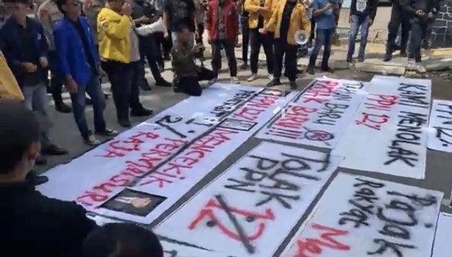 Parodi Lagu Mendaki Gunung Bergema Saat Mahasiwa di Banjarmasin Tolak PPN 12 Persen