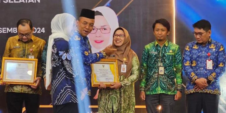 Tanah Bumbu Raih Dua Penghargaan Dukpencapil Kalsel Award 2024