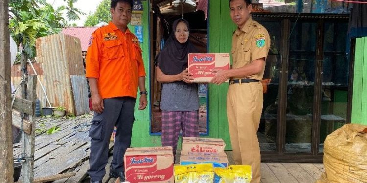 Warga Terdampak Pohon Tumbang di Desa Kersik Putih Dapat Bantuan