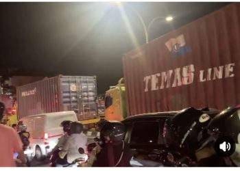 Terekam Ngerinya Detik2 Truk Kontainer Rem Blong di Atas Jembatan di Banjarmasin