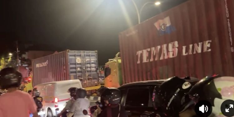 Terekam Ngerinya Detik2 Truk Kontainer Rem Blong di Atas Jembatan di Banjarmasin